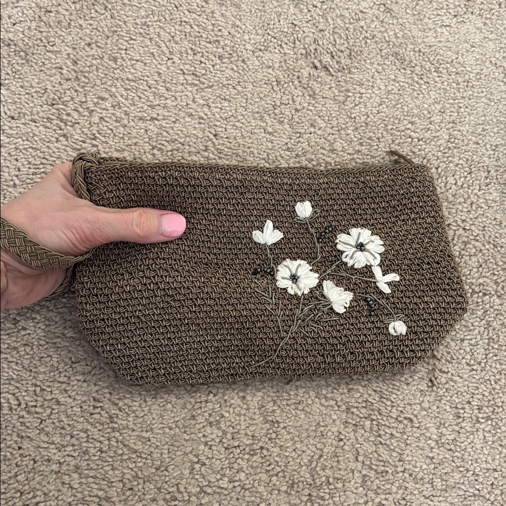 Wristlet vintage look mesh taupe colored with beautifully crafted floral design
